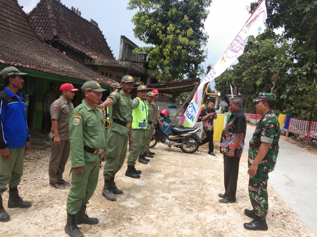 Sukseskan TMMD, Warga Ramai-Ramai Padatkan Dan Ratakan Jalan Sukseskan TMMD, Warga Ramai-Ramai Padatkan Dan Ratakan Jalan