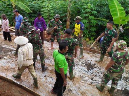 Sungguh Luar Biasa Warga Bersama Satgas TMMD Terus Kebut Betonisasi