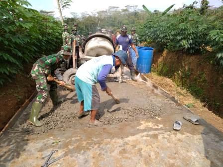 Teriknya Matahari Tak Menyurutkan Semangat Kerja Satgas TMMD Dan Warga Membangun Desa