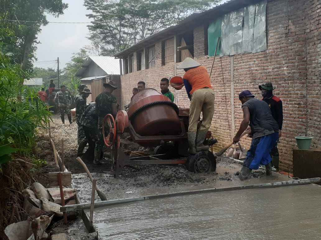 Jalan Setapak Berubah Beton di Tangan Satgas TMMD Kodim Kudus