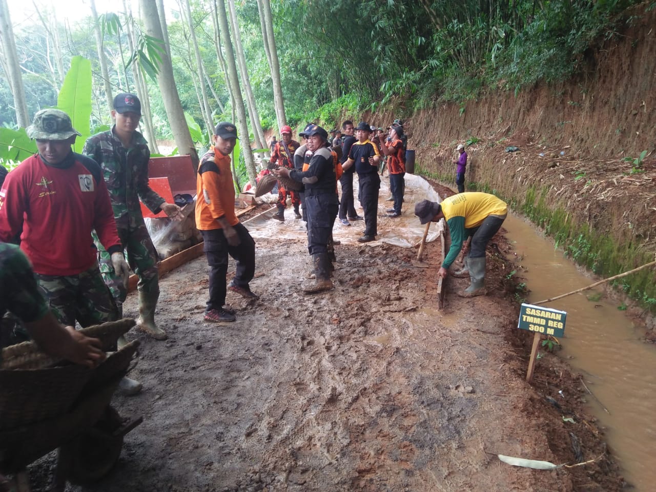 Satgas TMMD dan Pemuda Pancasila lanjutkan Pengecoran Jalan