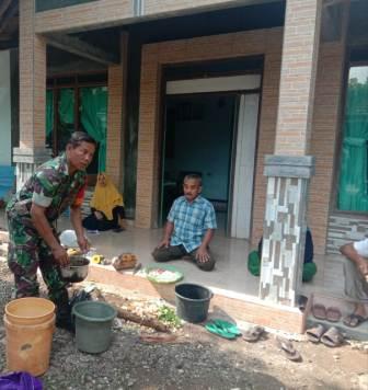 Pupuk Buatan Satgas TMMD  Alternatif Kelangkaan pupuk