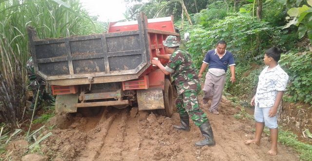 Truk Pengangkut Material Terplosok