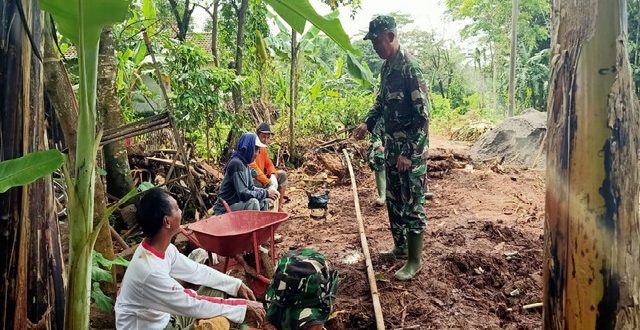 Istirahat Kerja Danramil Bercerita Tentang TMMD