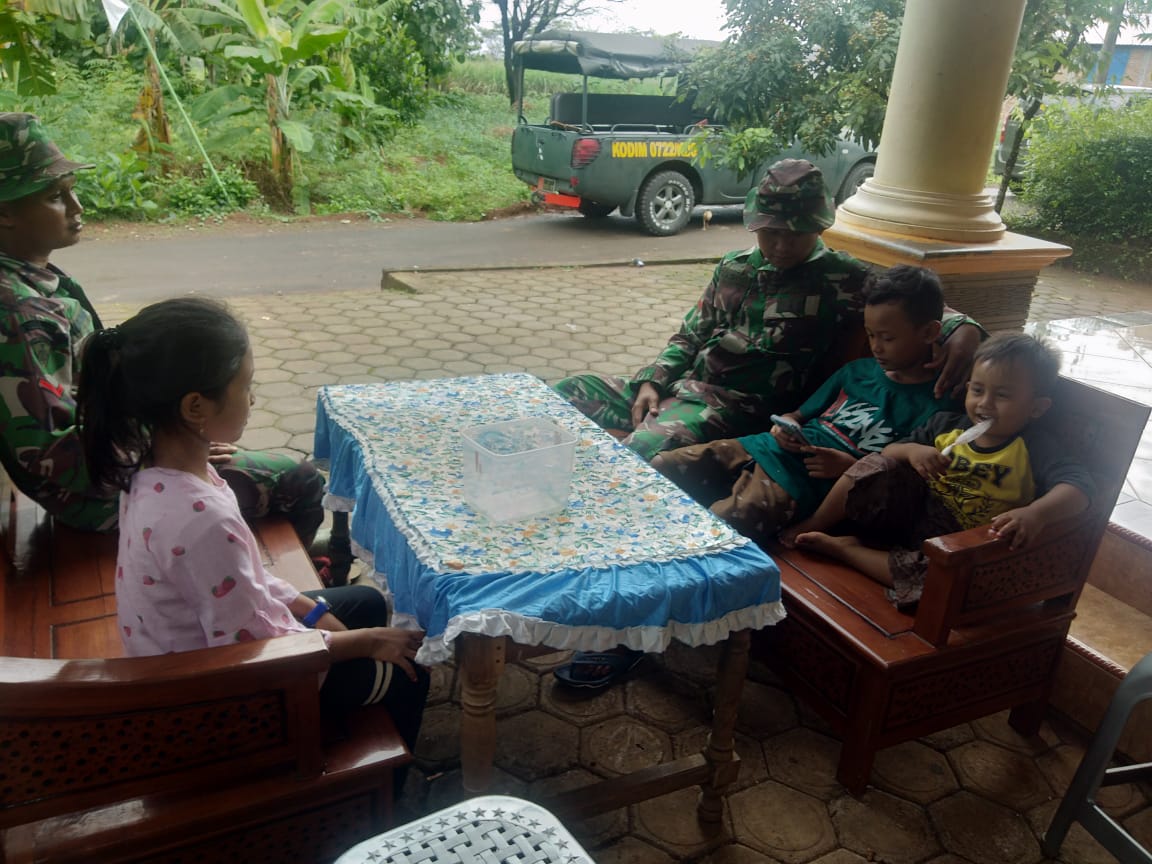 Kesibukan Warga Bersama Satgas TMMD Dalam Betonisasi Jalan Kesibukan Warga Bersama Satgas TMMD Dalam Betonisasi Jalan