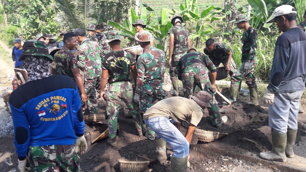 Berkerja Dengan Iklas Bersama TMMD Di Kudus