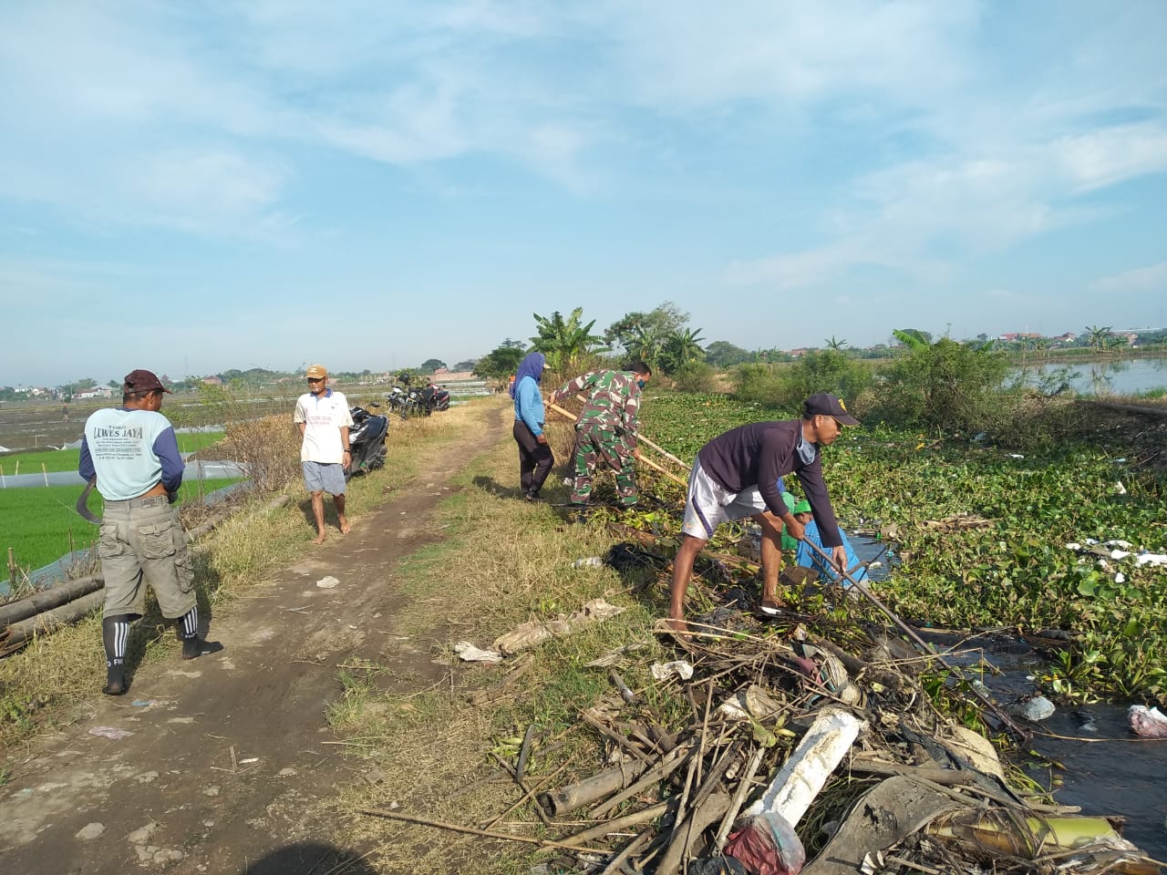 Satgas TMMD Bersama Masyarakat Bersihkan Sungai Talun