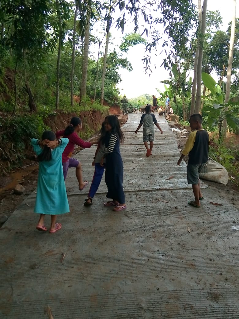 Ceria Anak Anak Sekolah Libur Bermain Di Jalan Baru Ceria Anak Anak Sekolah Libur Bermain Di Jalan Baru