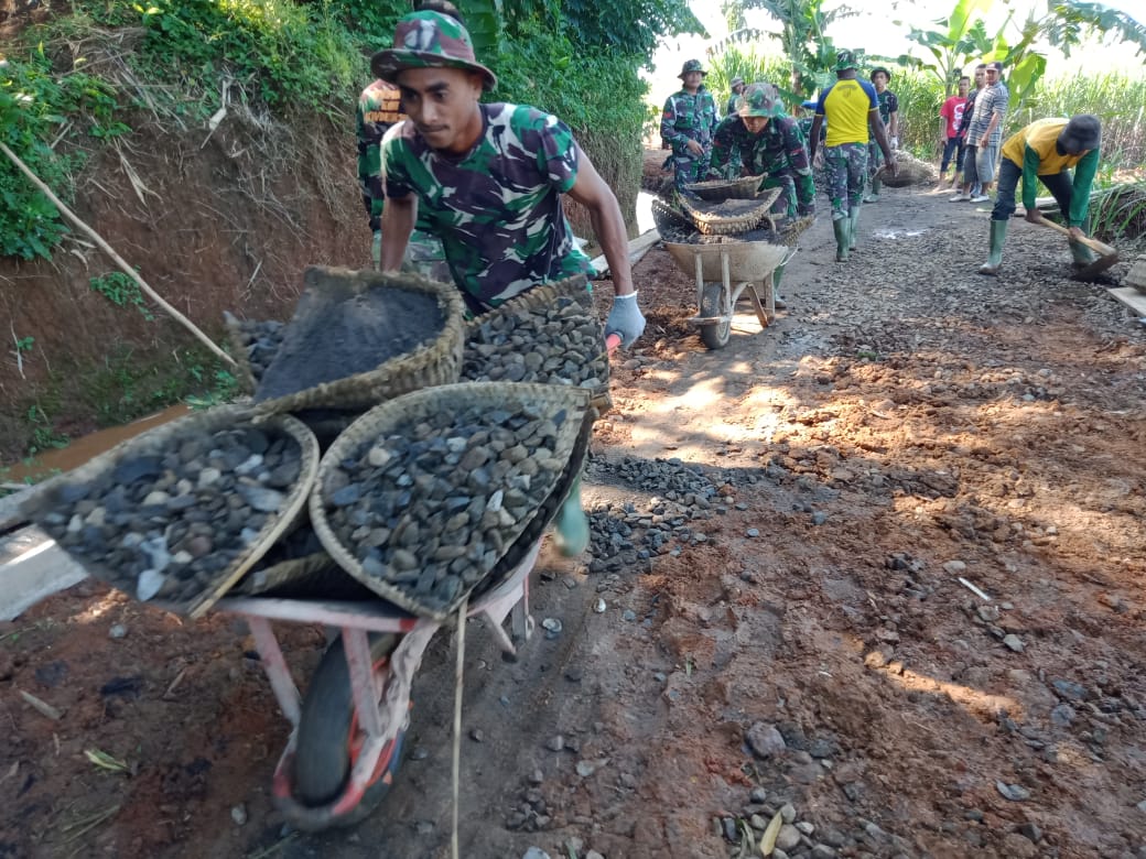 Gerobak Selalu Menemani Kerja Satgas TMMD