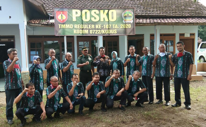 Pangdam IV/Diponegoro Saat Tinjau Lokasi TMMD Foto Bersama Lurah Dan sarekat Desa Kedungsari