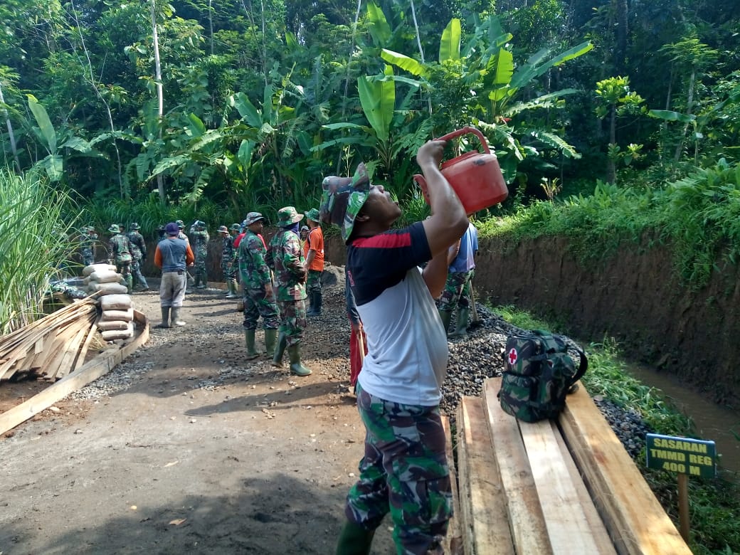 Pabasnya Sinar Matahari Tak Menyurutkan Semangat Satgas TMMD