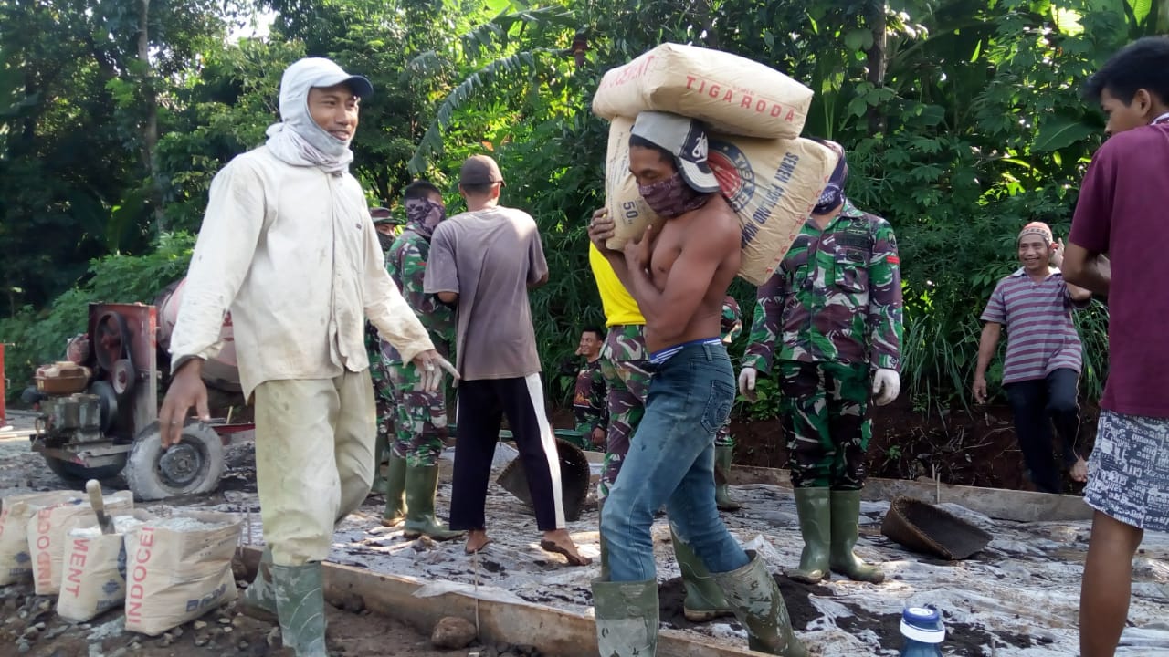 Stok Material Semen Untuk Betonisasi Jalan Pada Proyek TMMD Sangat Mencukupi.