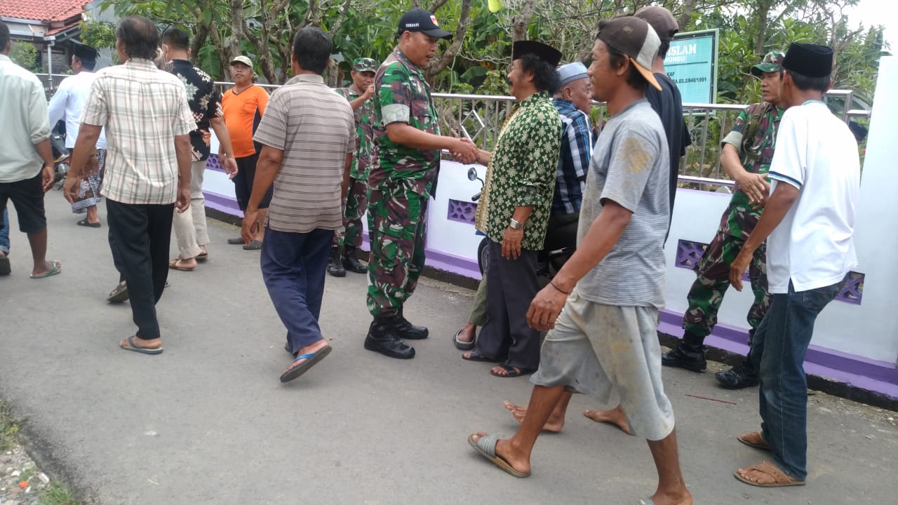 Warga Bantu Pak Tentara Kerja