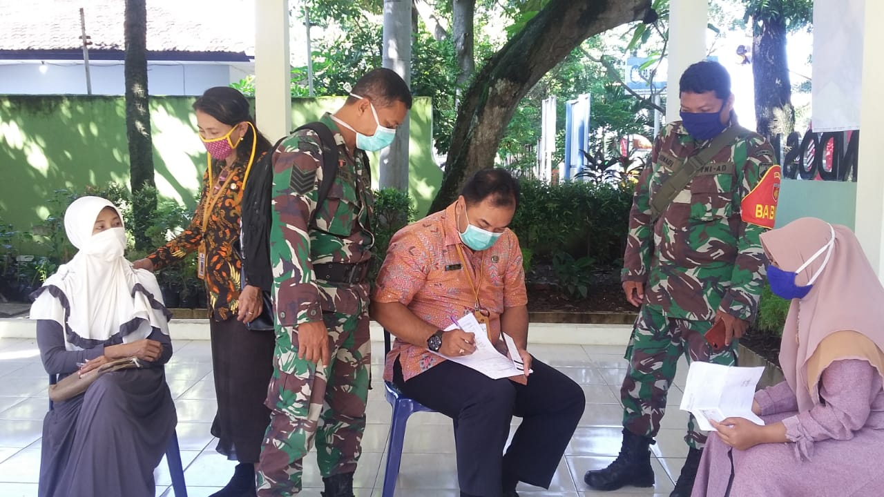 Warga Dan Satgas TMMD Ke-107 Bersatu Lawan Covid-19 Warga Dan Satgas TMMD Ke-107 Bersatu Lawan Covid-19