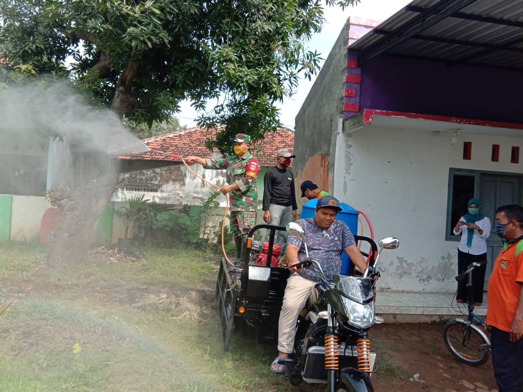 Satgas TMMD Mengawal Penyemprotan Disinfektan Tehadap Berkembangnya Covid-19 Satgas TMMD Mengawal Penyemprotan Disinfektan Tehadap Berkembangnya Covid-19