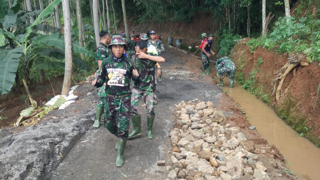 Satgas TMMD Bersama Warga Terus Kerja Keras