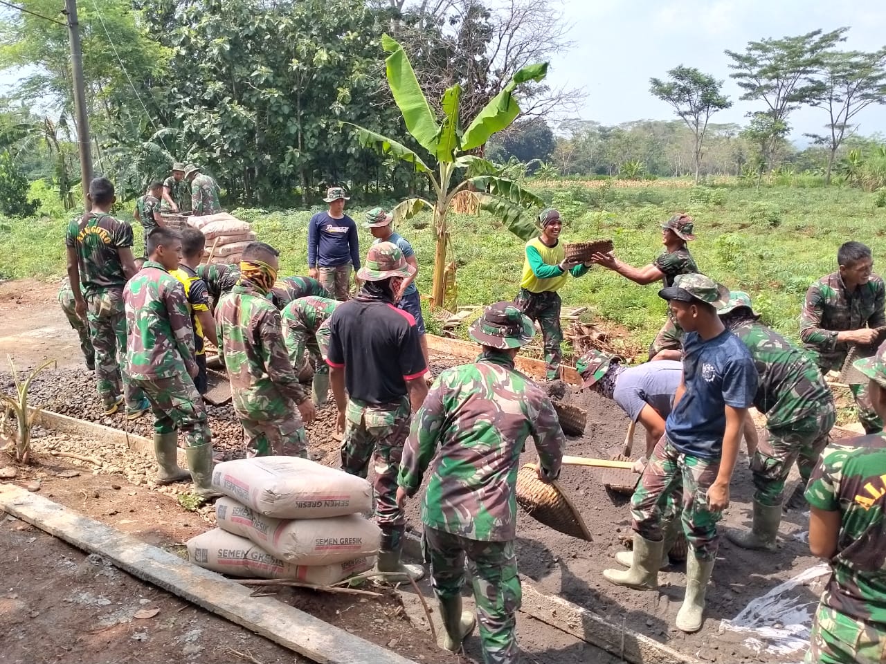 Satgas TMMD Bersama Rakyat Kompak Langsir Material