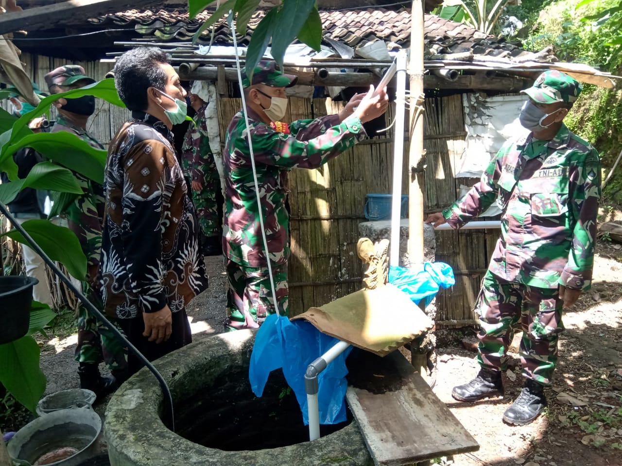 Dandim Kudus Ajak Kepala Desa Lihat Halaman Belakang Mbah Wagimah