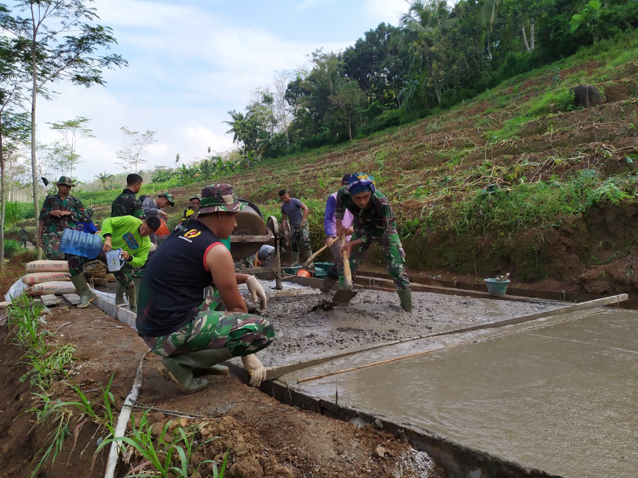 Betonisasi Jalan Dilokasi TMMD, Warga Sangat Senang