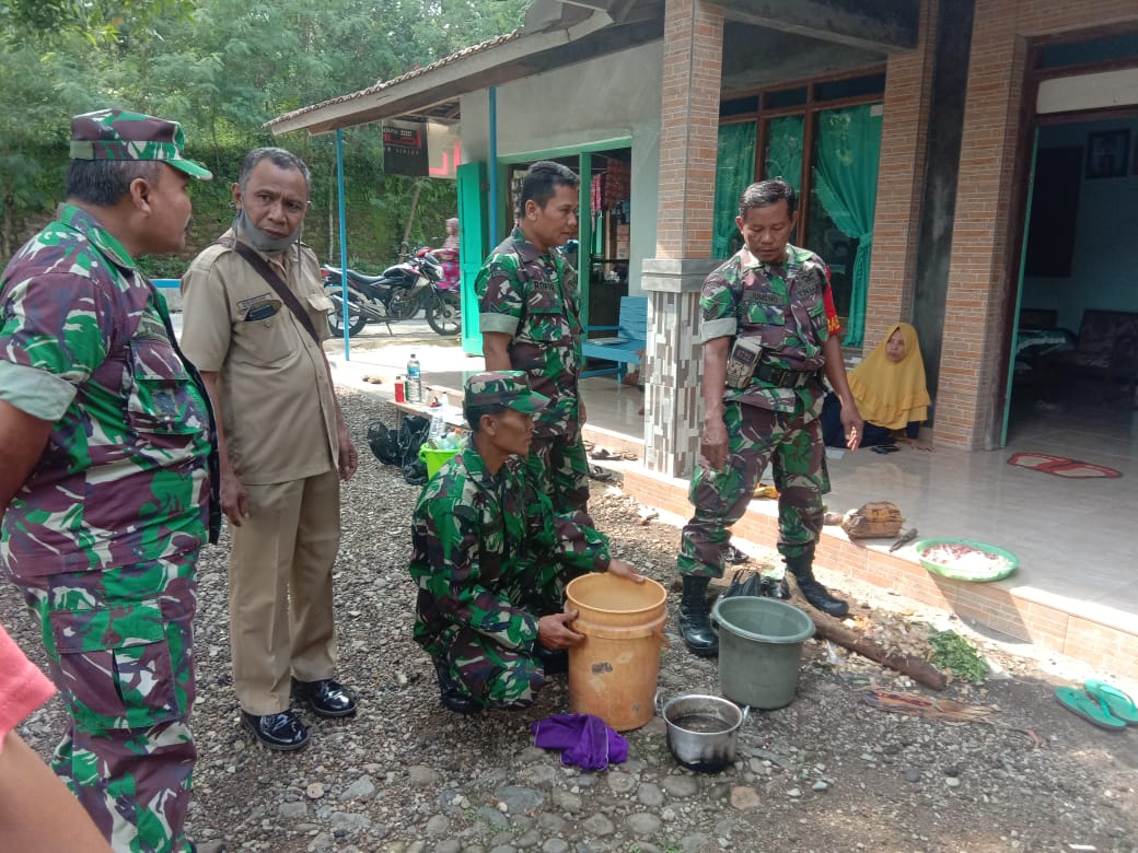 Pupuk Cair di Buat di Kedungsari  Oleh Satgas TMMD Babinsa Kreatif