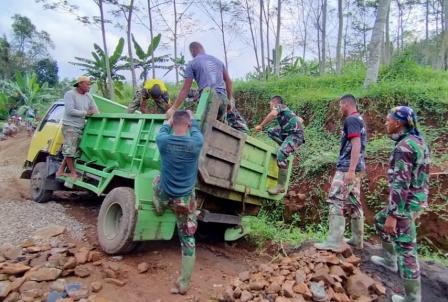 Tak Menjadi Kendala Bagi Truk Pengangkut Matrial.