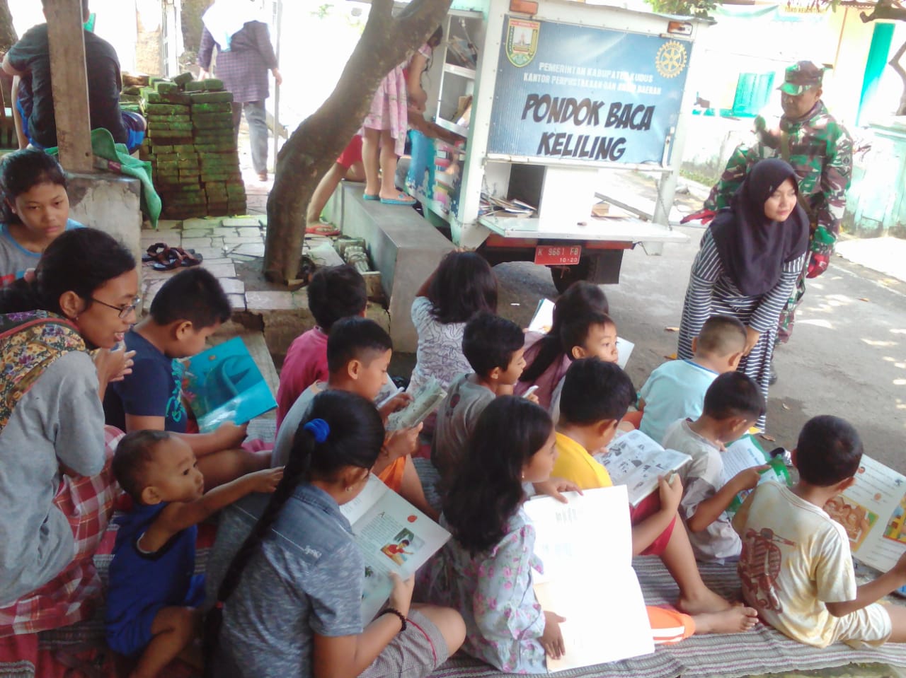 Ramai Sekali, Motor Pondok Baca Diserbu Anak-Anak Dukuh Delok Desa Kedungsari