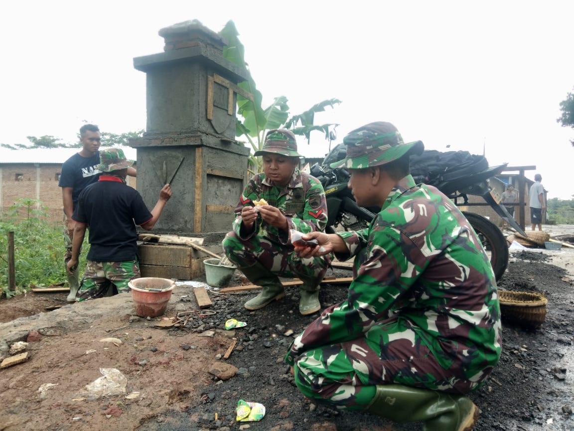 Rilex Sambil Menikmati Jajanan Dan Minuman Saat  Jeda,