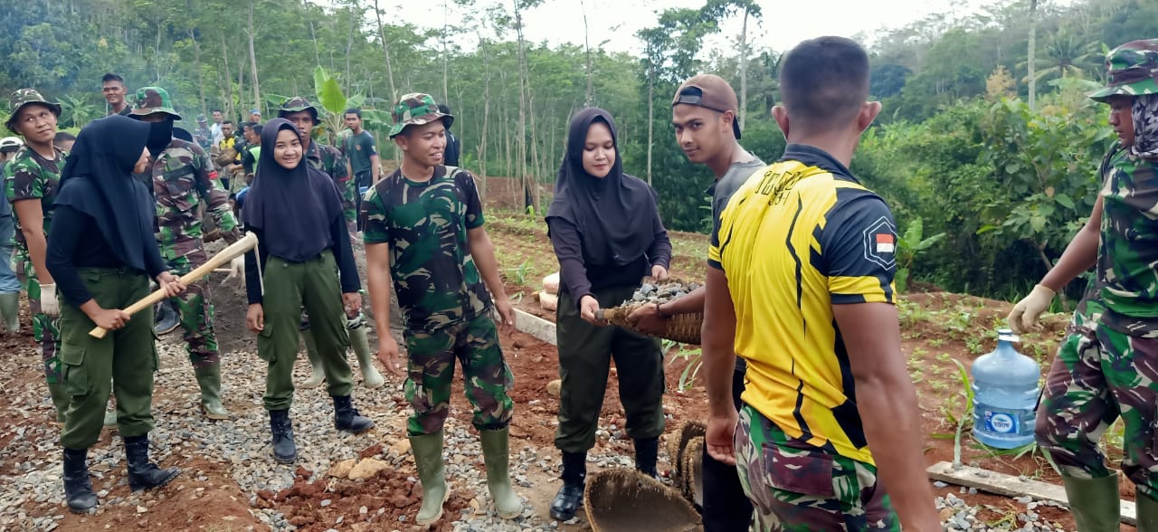 Mahasiswi UMK, Berjibaku Ikut Cor Jalan Di TMMD