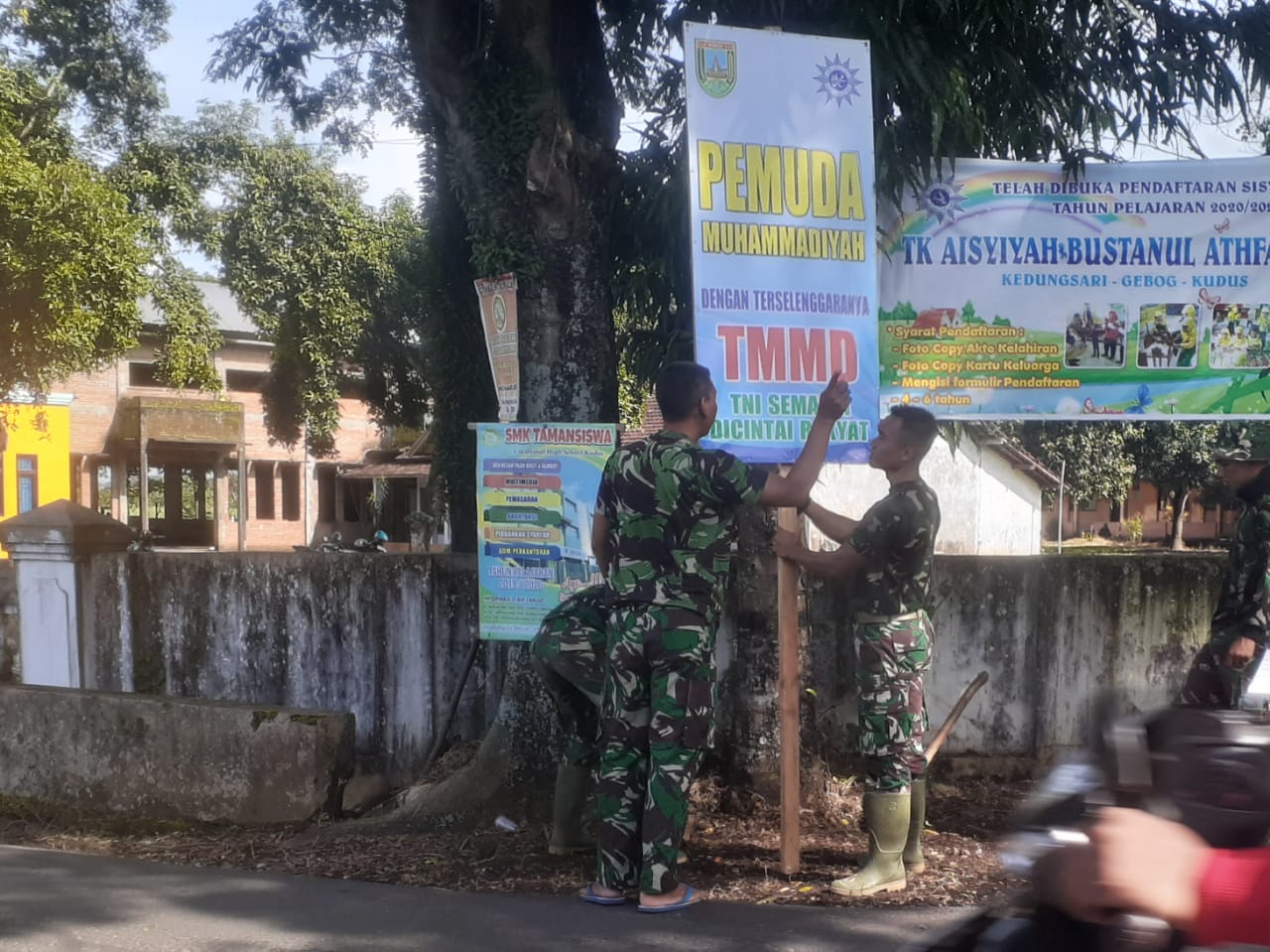 Dukung TMMD Kodim Kudus, Pamlet Berbagai Ormas Menghiasi Jalan