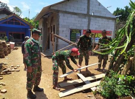 Jamban Akan Melengkapi Rumah Mbah Sulkan Jamban Akan Melengkapi Rumah Mbah Sulkan