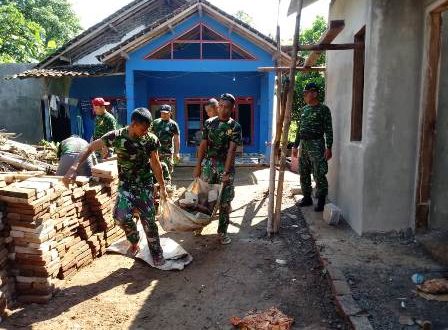 Satgas TMMD Bersihkan Sisa  Bangunan