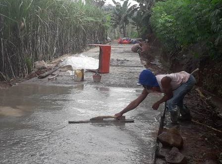 Permukaan Jalan Disiram Adonan cor