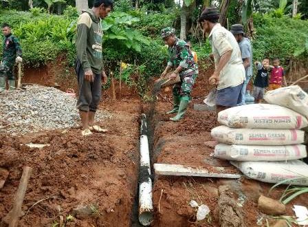 Satgas TMMD Turun Bantu Petani Pasang Pipa Air