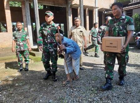 Dansatgas TMMD Bagikan  Sembako