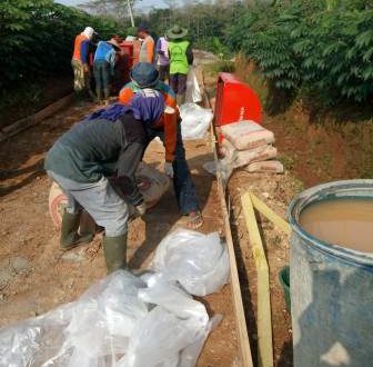 Satgas TMMD Bersama Warga  Betonisasi