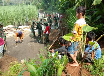 Perhatiaan Anak-anak Kepada Bapak TNI