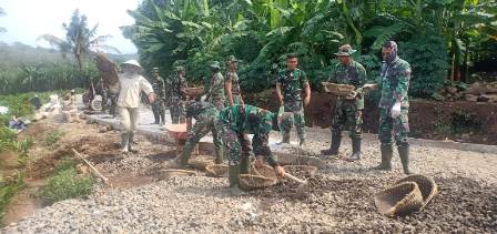 Warga Dan Satgas TMMD Kudus Tetap Semangat Membangun