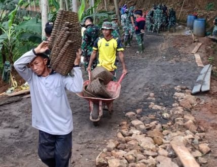 Tradisi Gotong-royong Sangat Kental Dalam Membangun Desa Tradisi Gotong-royong Sangat Kental Dalam Membangun Desa