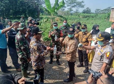 Muspida Kudus Bagikan Hand Sanitizer Di Lokasi TMMD