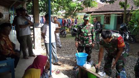 Warga Mendapatkan Pelatihan Cara Membuat Sabun Cair