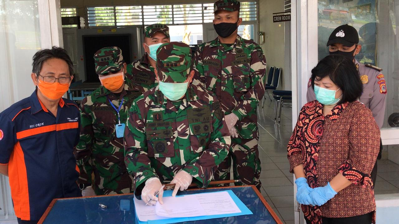 Kembali, Lanud Sam Ratulangi Distribusikan Ribuan APD dan Masker