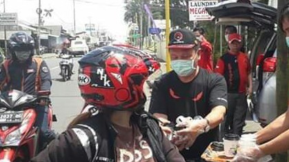 PDI-Perjuangan Tomohon Berbagi Makanan Minuman Penangkal Virus