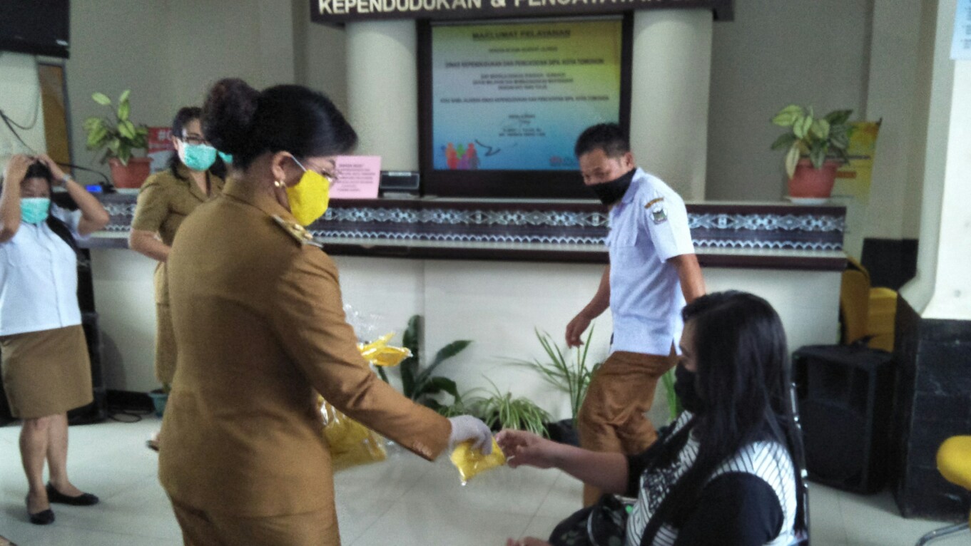 Wawali SAS Bagikan Masker dan Hand Sanitizer di Wale Kabasaran