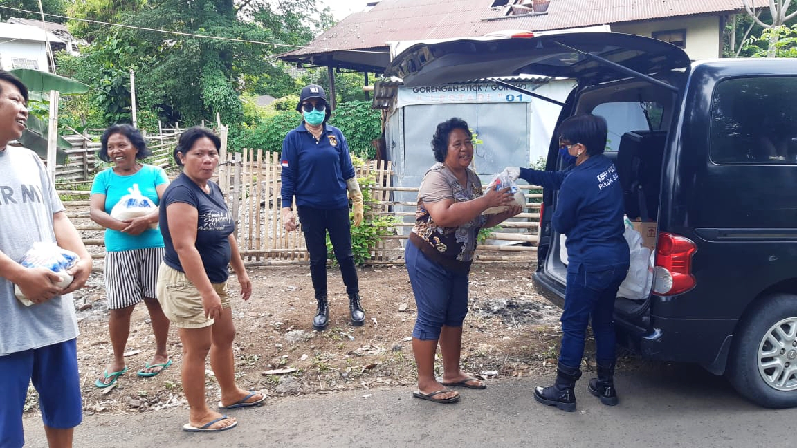 KBPP Polri Sulut Bagikan APD dan Bahan Makanan