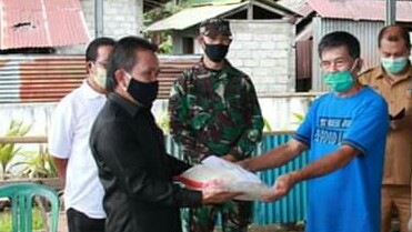 Stanly Wuwung Pantau Distribusi Bantuan di Tomohon Barat
