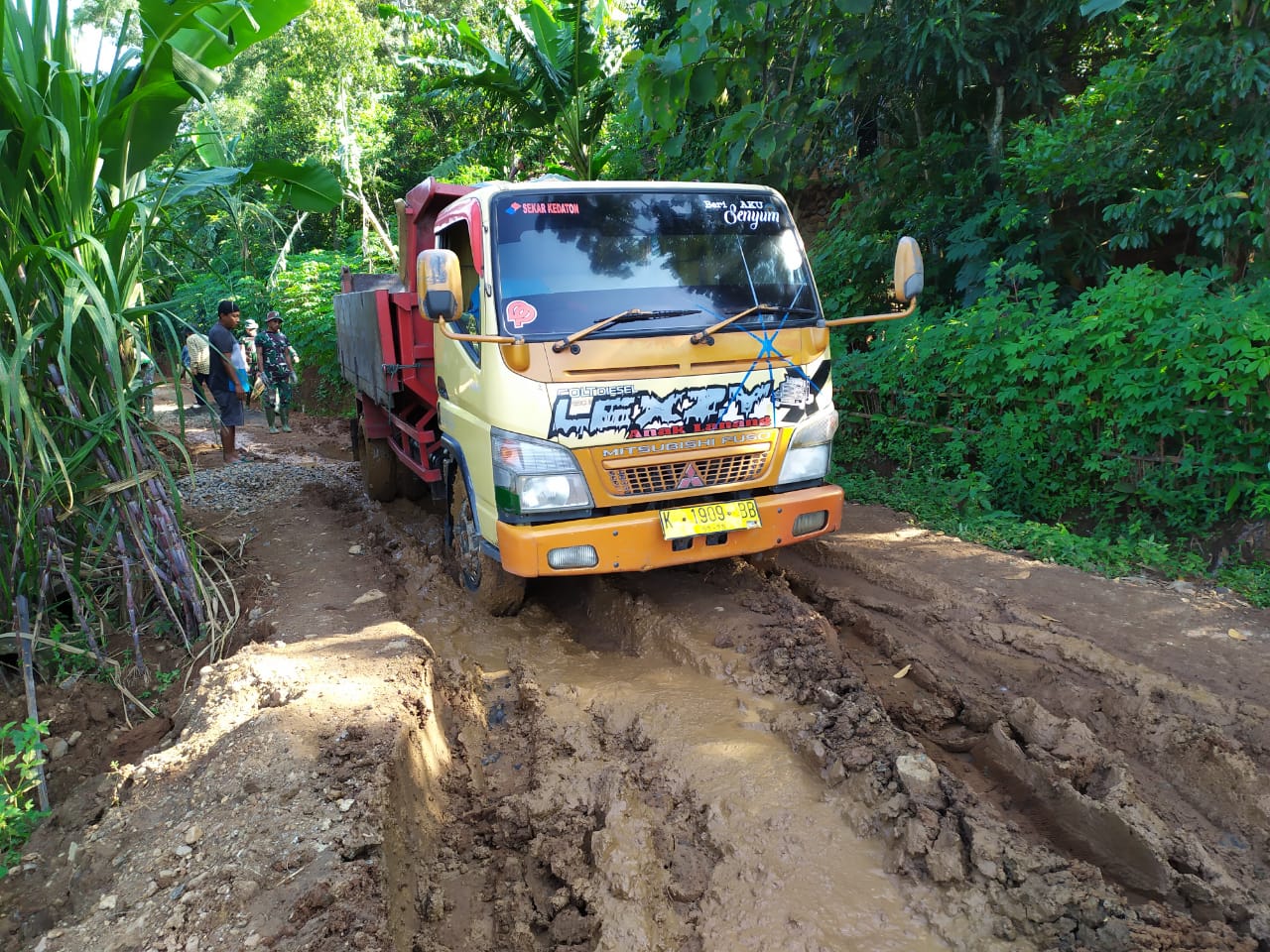 Capai Target Sasaran Truk Pembawa Material Berjibaku Dengan Medan