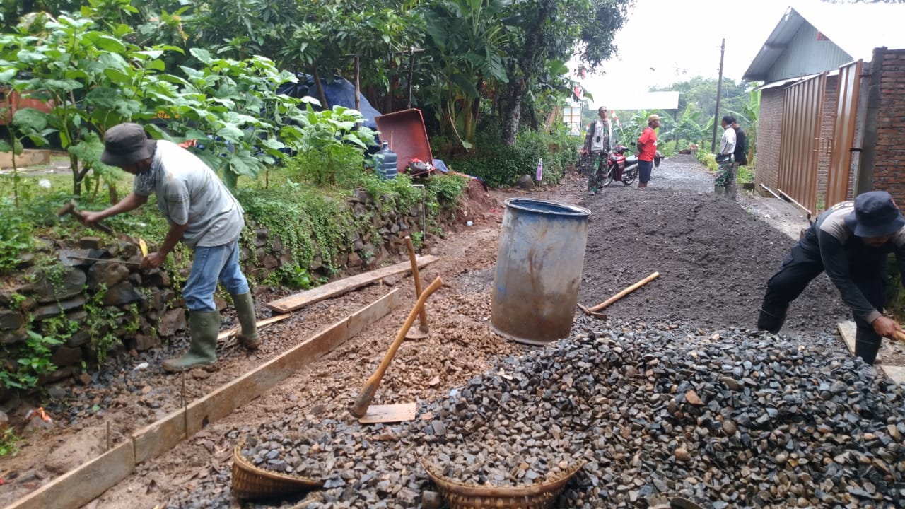 Bantuan Tenaga Terus Mengalir Ke Lokasi TMMD