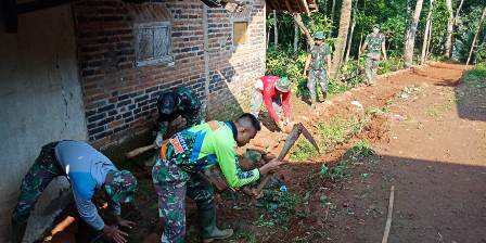 Warga bersama Satgas TMMD Buka Jalan Baru