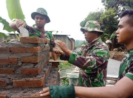 Satgas TMMD Bangun Tugu Prasasti