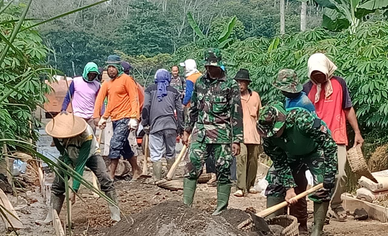 Sinergitas TNI dan Warga Nampak dalam Membangun Desa Melalui Program TMMD